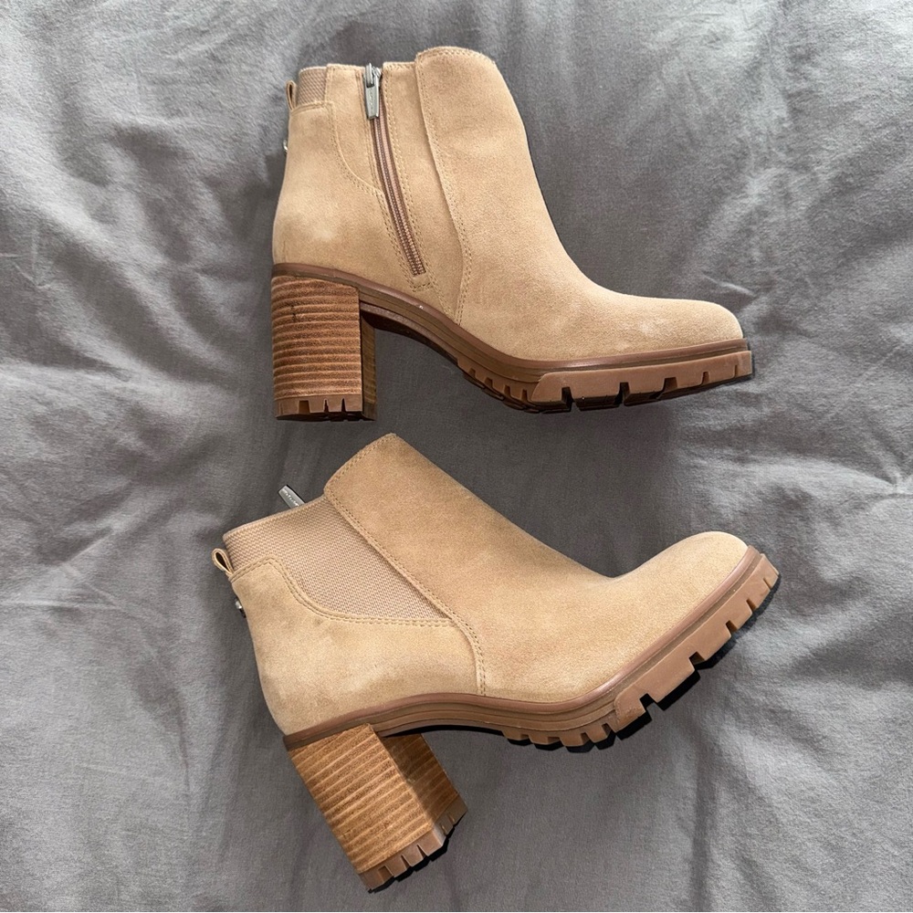 Vince Camuto Suede Block Heel Tan Ankle Boots 9 Shoe Derby Soho Chelsea